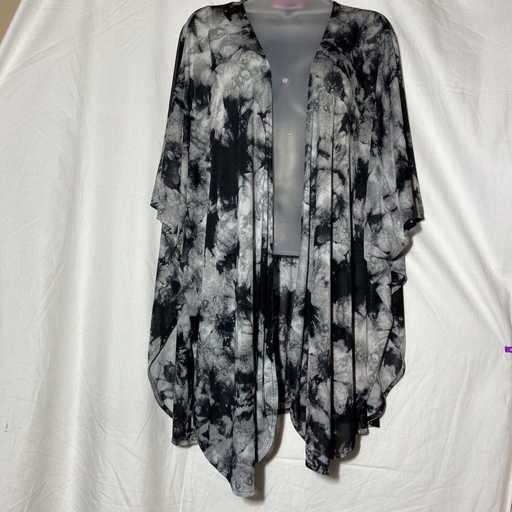 Sugar High Kimono Style Cover-Up. Black and Gray Water Colors. Size Large.